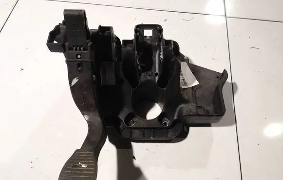Opel Corsa D Clutch pedal 55703354