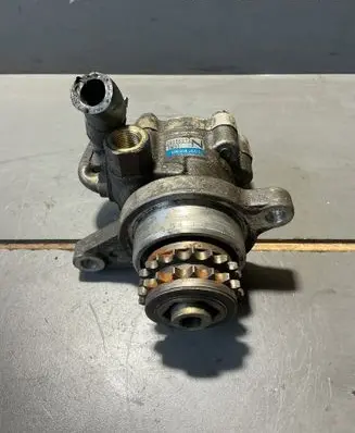 Nissan X-Trail T30 Power steering pump 5M321