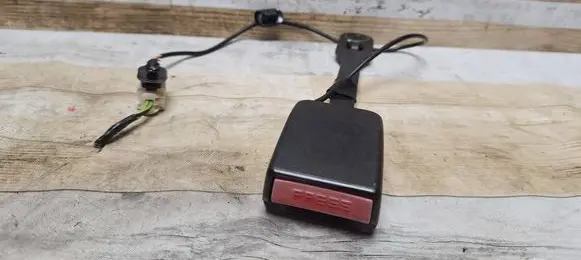 Front seatbelt buckle
