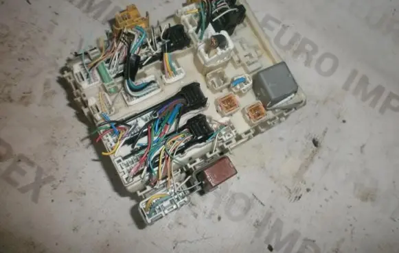 Toyota Yaris Fuse box set 8273052700 8c250989