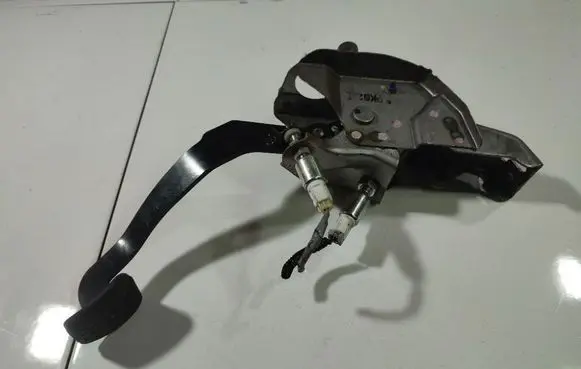 Honda FR-V Clutch pedal 