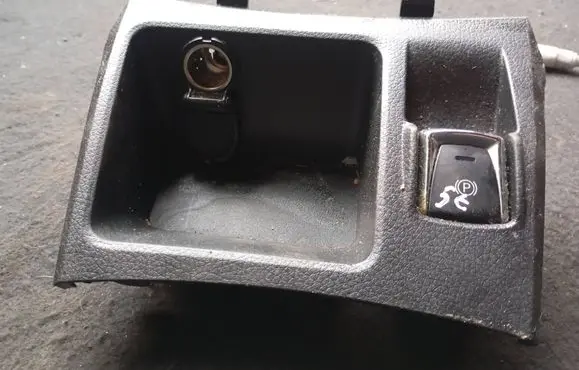Nissan Qashqai Hand parking brake switch L001000561