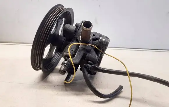 Mitsubishi Space Star Power steering pump