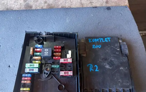 Volkswagen Golf VII Fuse box cover 1K0937132F 014189871 017180061