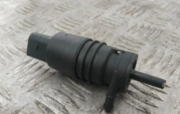 Ford Mondeo Mk III Windscreen/windshield washer pump 1S7117K624DD