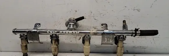 Mazda 6 Fuel injector supply line/pipe 