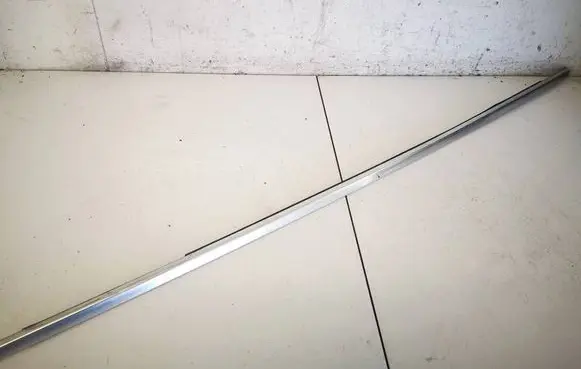 Volvo XC60 Front door glass trim molding 