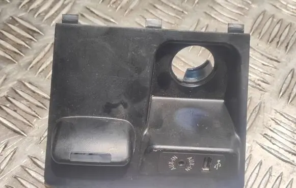 BMW X5 F15 USB socket connector 9252108