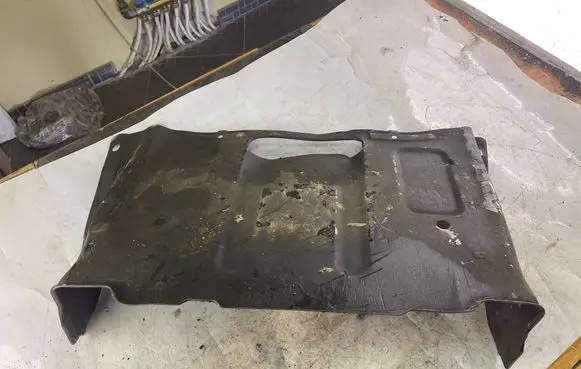 Mitsubishi Pajero Sport I Engine splash shield/under tray