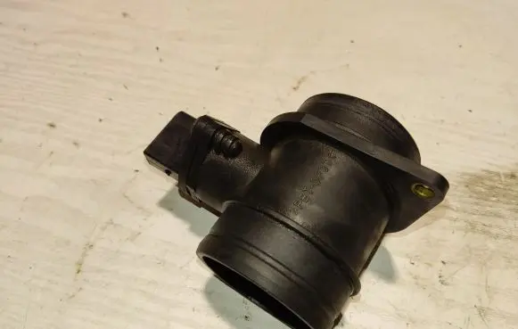 Volkswagen Golf IV Mass air flow meter 06A905461 028217121