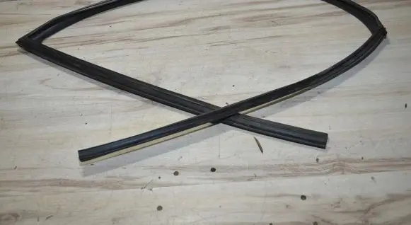 Nissan X-Trail T31 Rubber seal front coupe door window 