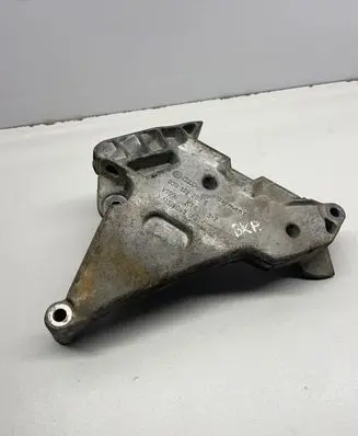 Volkswagen PASSAT B6 Engine mounting bracket 03G199207E