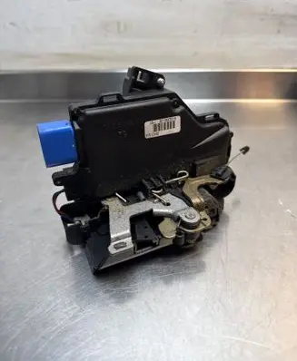 Volkswagen Jetta V Front door lock 3D1837015
