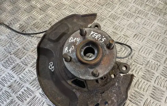 Toyota Yaris Front wheel hub spindle knuckle