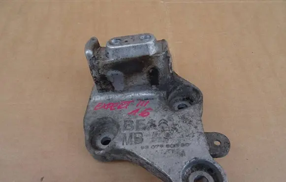 Peugeot 2008 II Engine mounting bracket 9807980580