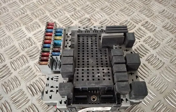 Volvo V70 Fuse module 08679899