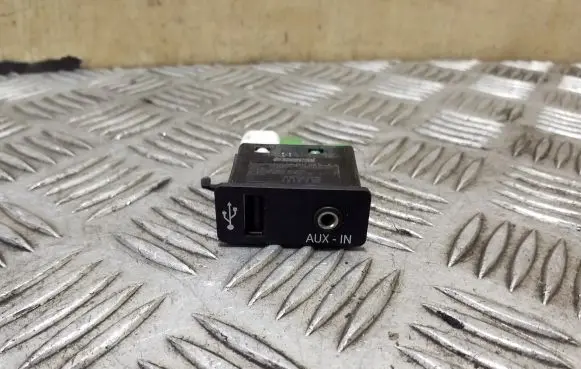 BMW X1 E84 USB socket connector 84109241331 9241331