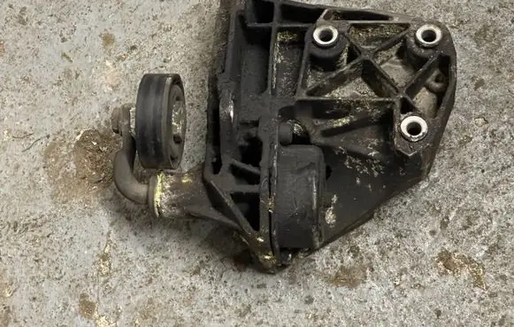 BMW 5 E60 E61 A/C compressor mount bracket 7794174