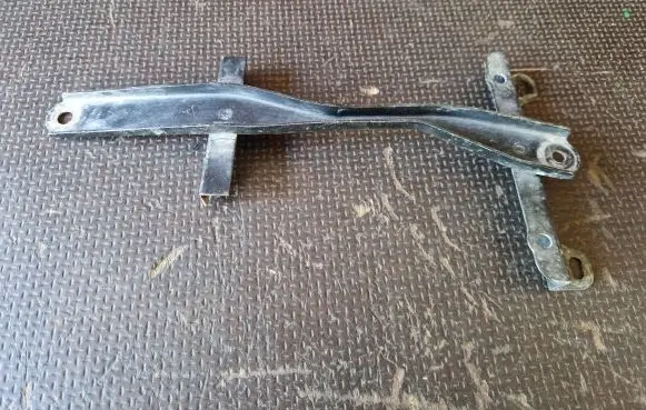 Toyota RAV 4 (XA30) Battery bracket 
