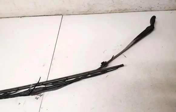 Front wiper blade arm