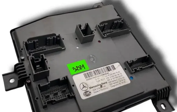 Mercedes-Benz C W205 Central body control module A3281 A2059007845