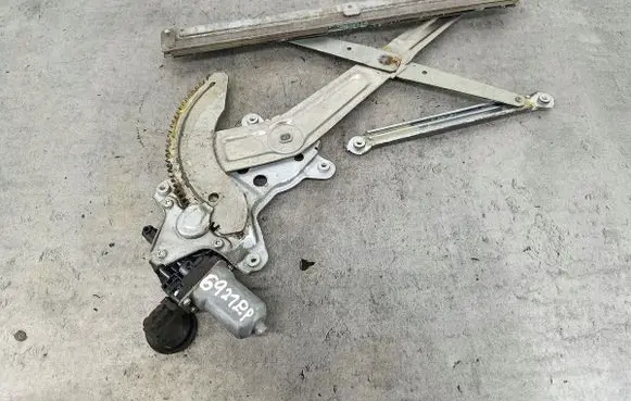 Suzuki Swift I Front door window regulator with motor