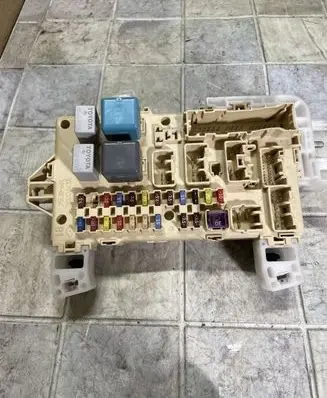 Toyota Corolla Verso AR10 Fuse module 89221