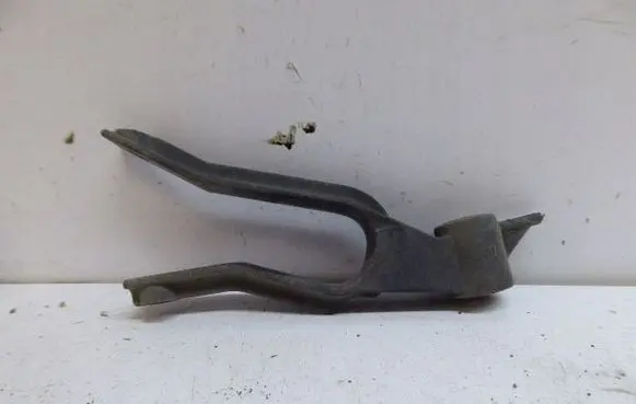 Opel Zafira B Radiator mount bracket 13162131