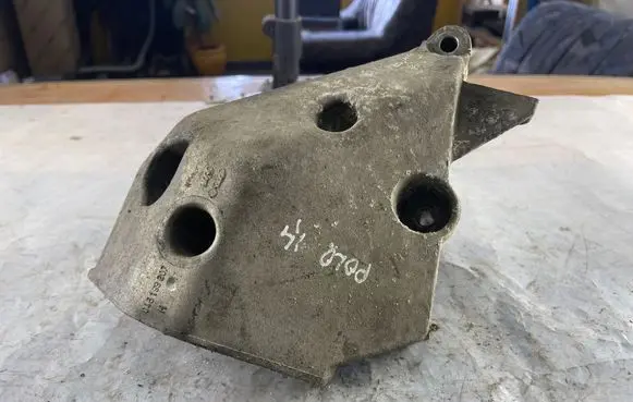 Volkswagen Polo IV 9N3 Engine mounting bracket 045199207