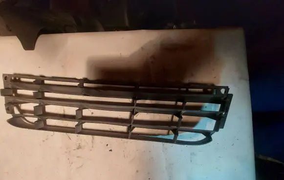 Volkswagen Touran I Front bumper lower grill 1T0853677