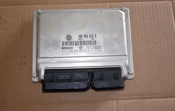 Volkswagen PASSAT B5 Engine control unit/module 4B0906018B 0261206050