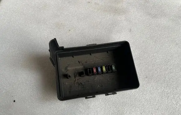 Suzuki Alto Fuse box cover 
