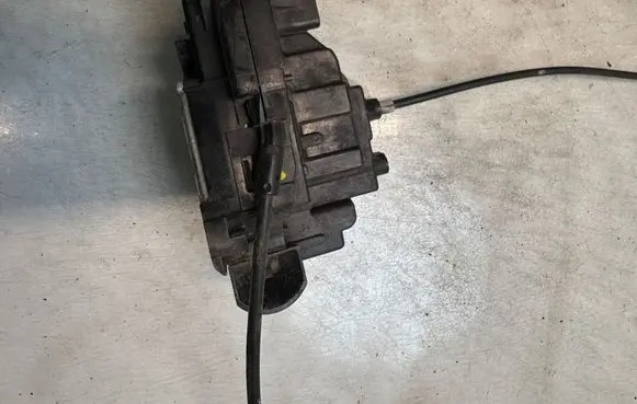 Renault Clio III Front door lock 