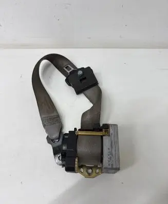 Mercedes-Benz C W203 Front seatbelt 2018680222 6758
