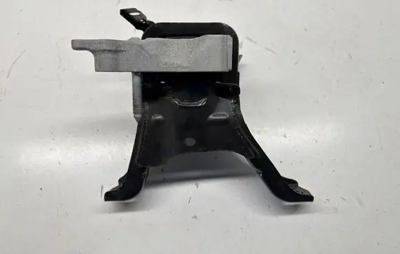 Toyota C-HR I Engine mount bracket