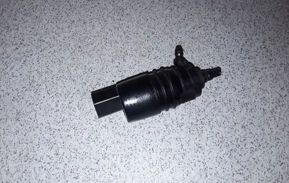 BMW 5 E39 Windscreen/windshield washer pump 8362154