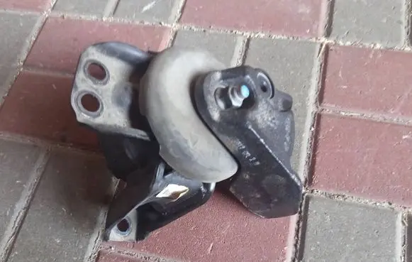Engine mount bracket