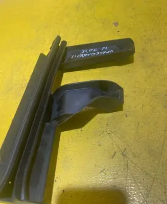 Opel Combo D Front door windshield rail 51810885