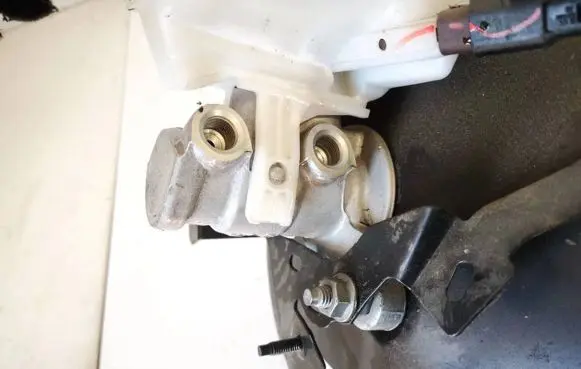 Citroen C4 II Master brake cylinder