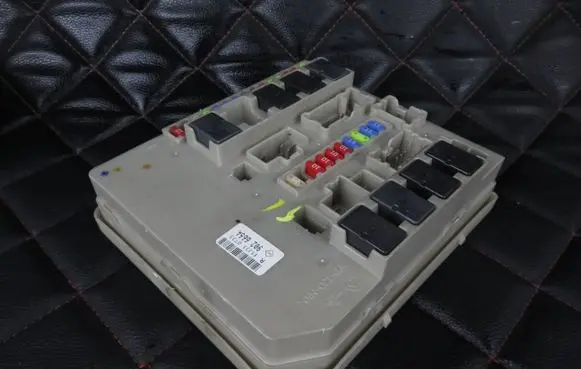Renault Clio III Fuse box set 11J310733 902665A