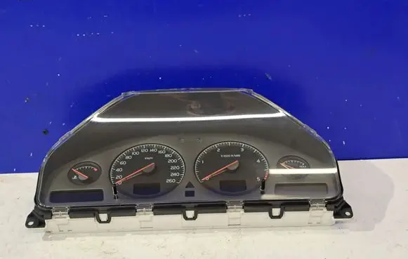 Volvo V70 Speedometer (instrument cluster) 8251326 8602474