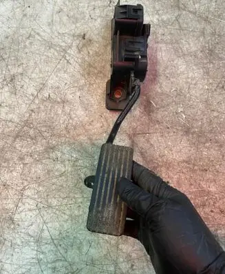 Mitsubishi L200 Accelerator throttle pedal 09010009