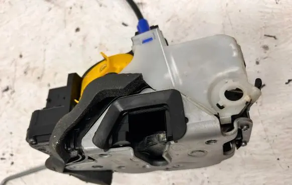 Opel Mokka X Front door lock 13579518