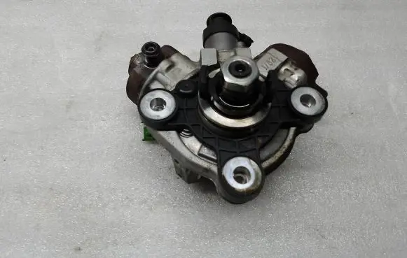 Volvo V60 Fuel injection high pressure pump 31372081 0445010681