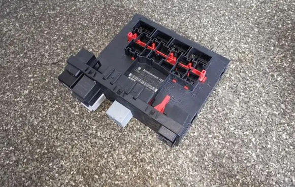 Volkswagen Golf V Fuse module 1K0937049S