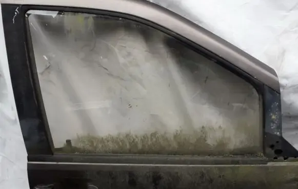 Nissan Prairie Front door window glass four-door