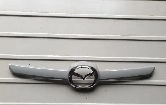 Mazda BT-50 Front bumper upper radiator grill UB9B507E1