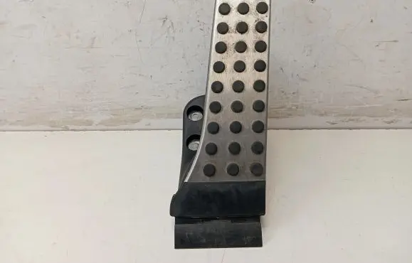 Mercedes-Benz E W213 Accelerator throttle pedal A2053000104