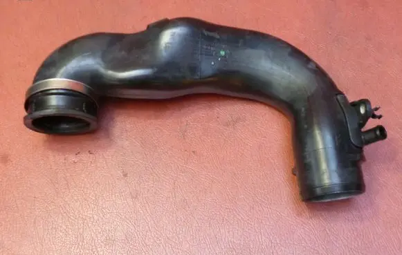 Opel Zafira C Turbo air intake inlet pipe/hose 55577107
