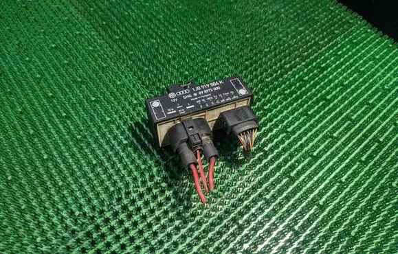 Volkswagen Golf IV Coolant fan relay 1J0919506K